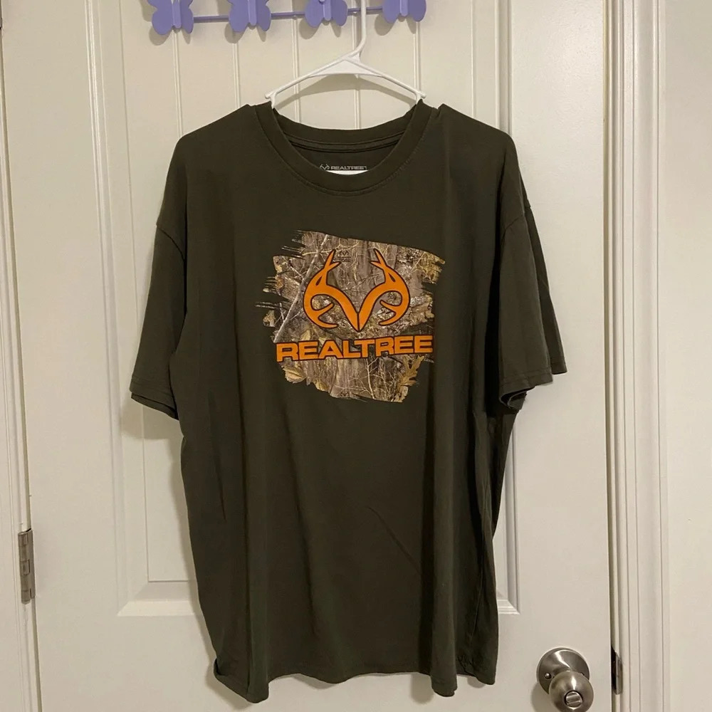NWOT | REALTREE men’s decal tshirt — large